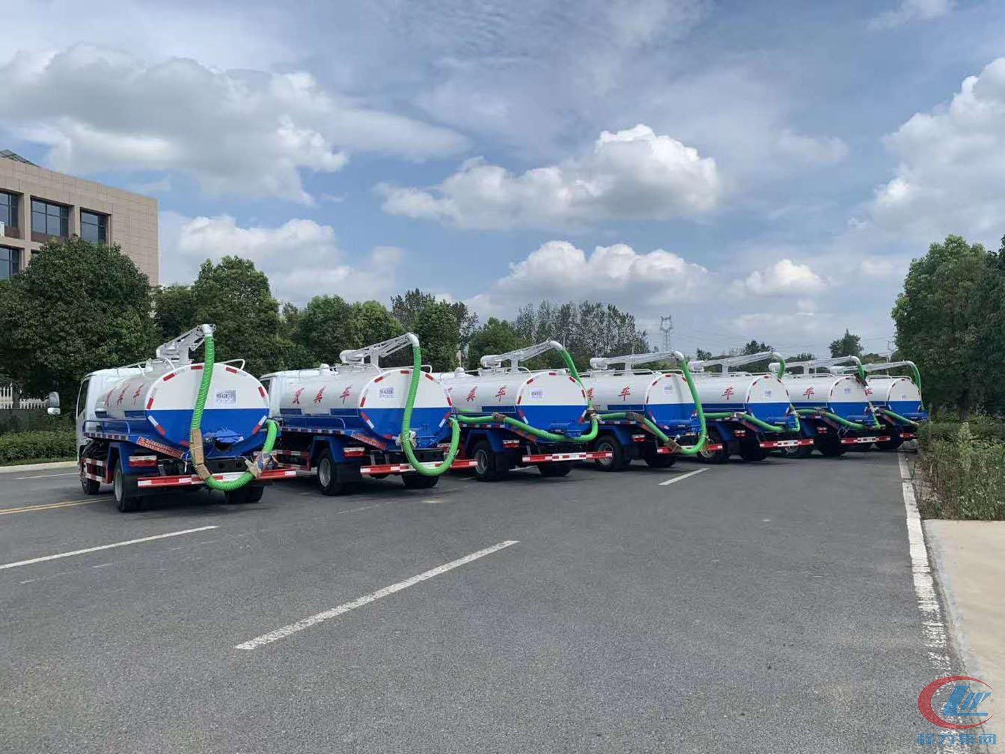 程力集團(tuán)國(guó)六東風(fēng)多利卡吸糞車(chē)批量發(fā)往內(nèi)蒙古