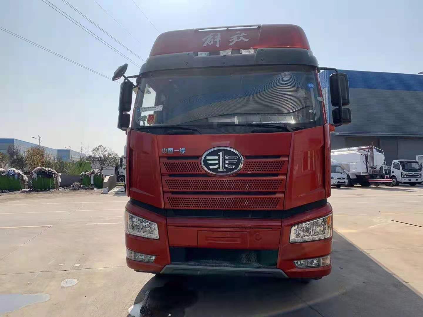 國六解放J6前四后八散裝飼料運(yùn)輸車