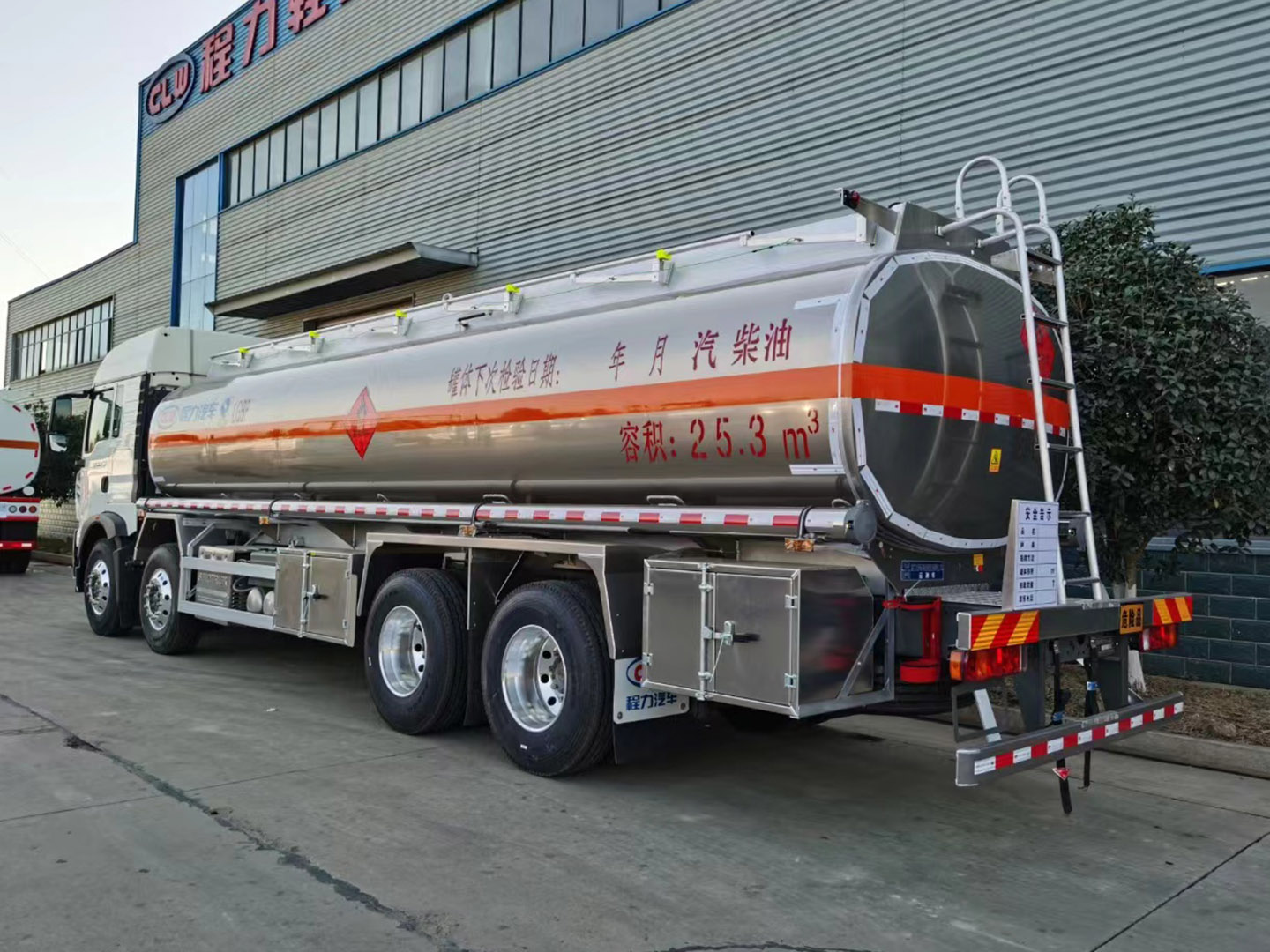 國(guó)六重汽豪沃前四后八25.5方油罐車