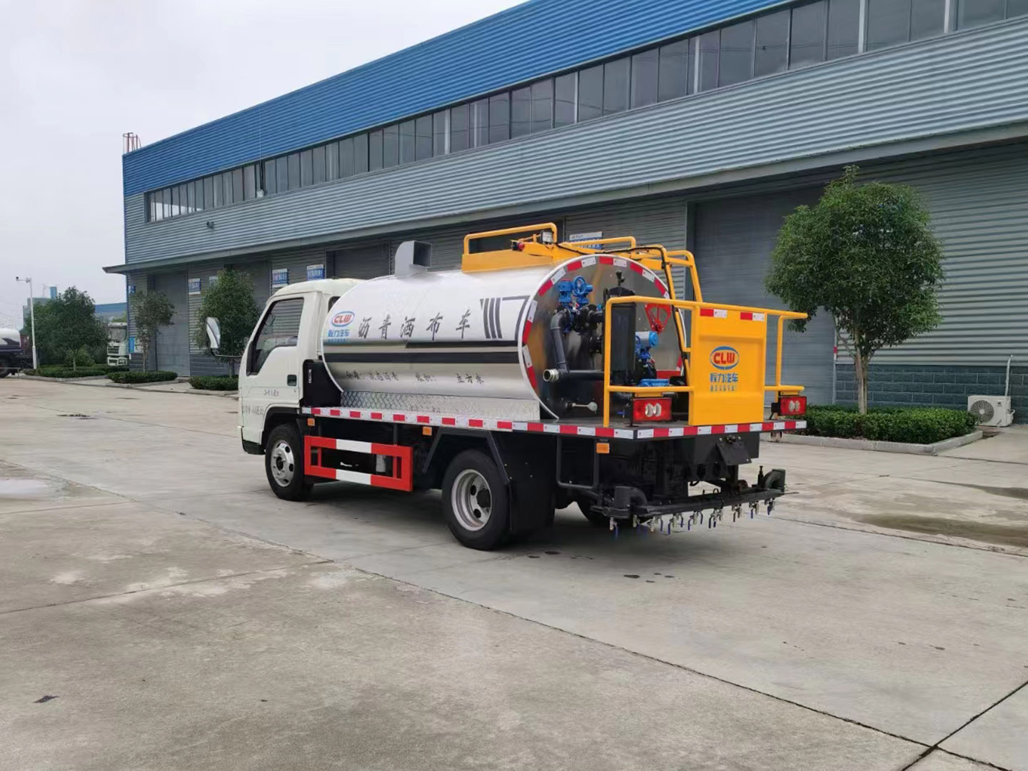 國(guó)六福田小卡3瀝青灑布車