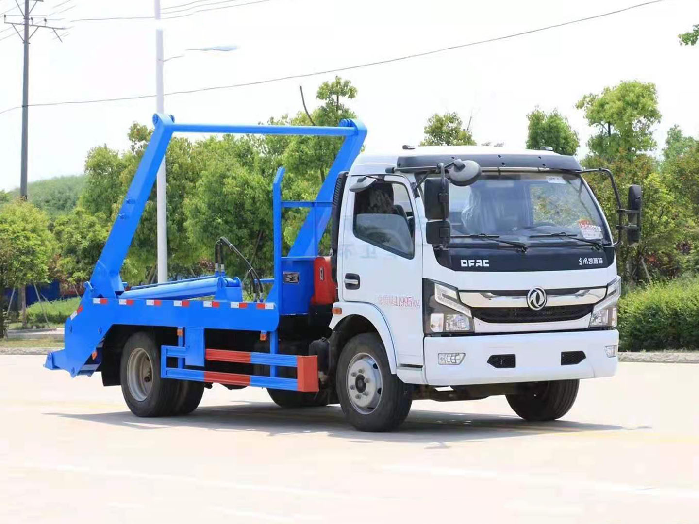 東風(fēng)大多利卡擺臂式垃圾車