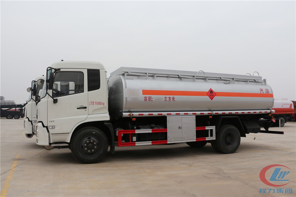 程力集團東風天錦(15方)運油車側(cè)面圖