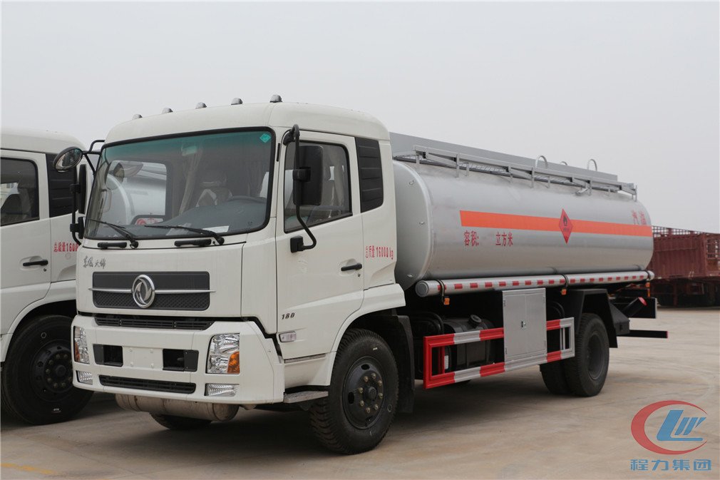 程力集團東風天錦(15方)運油車側(cè)面圖