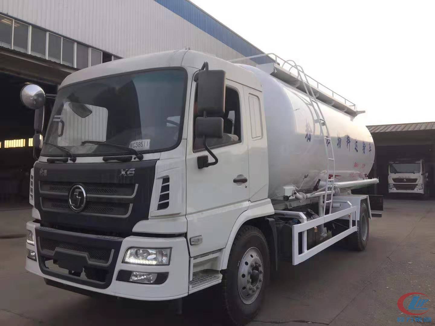 陜汽軒德粉粒物料運(yùn)輸車(chē)側(cè)面圖