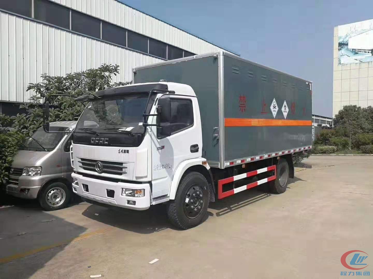 東風(fēng)多利卡危險(xiǎn)品運(yùn)輸車