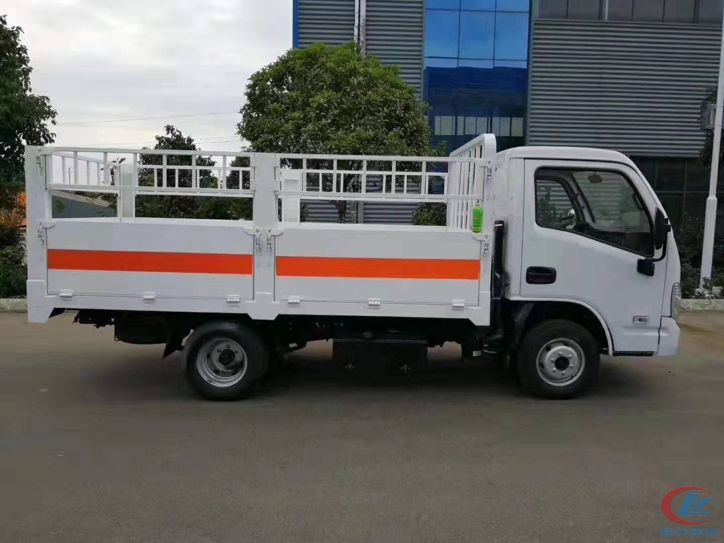 程力躍進(jìn)倉欄式危險品運輸車藍(lán)牌側(cè)面圖