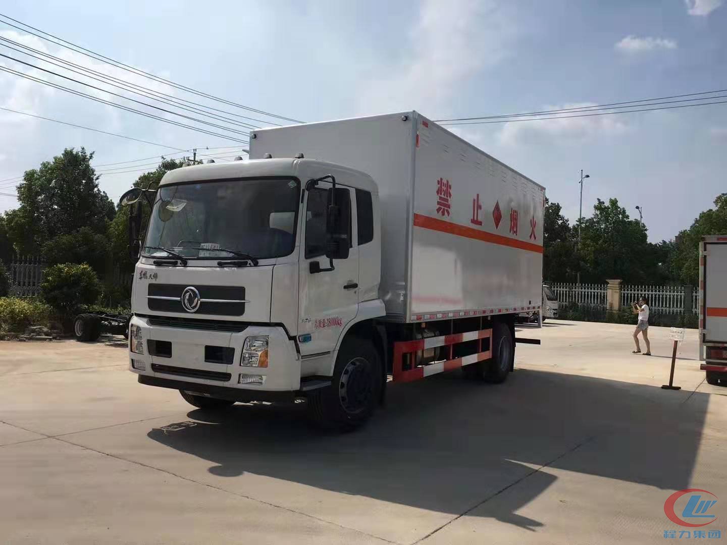 東風(fēng)天錦易燃液體廂式運(yùn)輸車