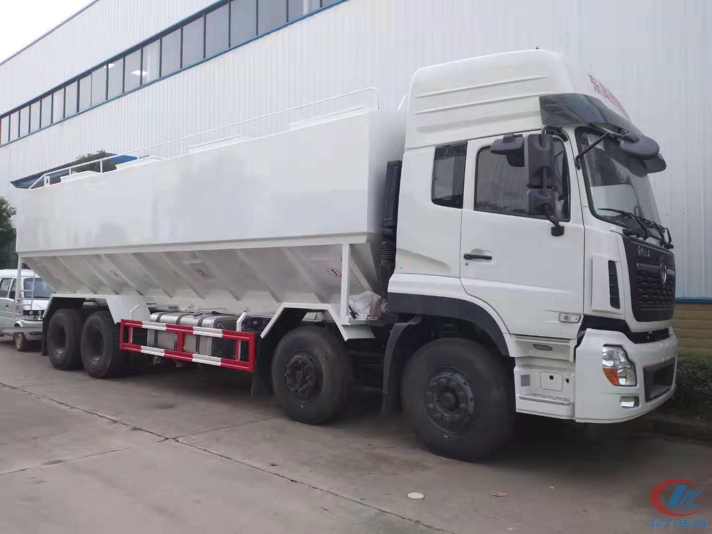 程力集團東風(fēng)天龍飼料車側(cè)面圖