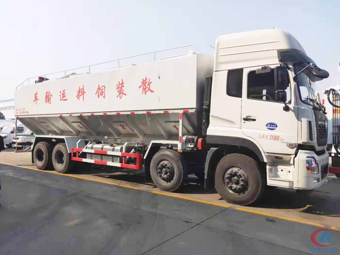 程力集團東風(fēng)天龍飼料車側(cè)面圖