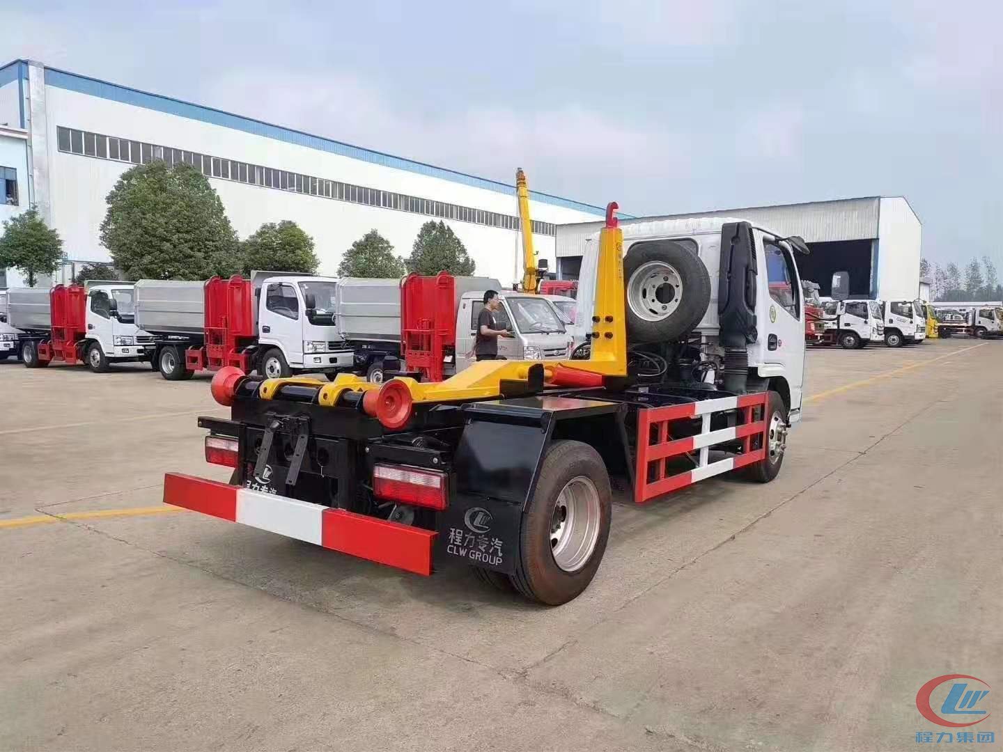 國(guó)六東風(fēng)小多利卡D6勾臂垃圾車(chē)