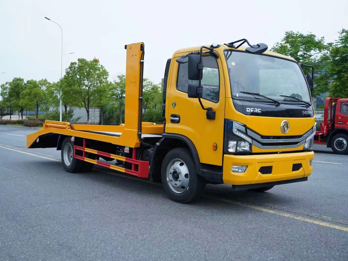 國六東風(fēng)多利卡二位板轎運車