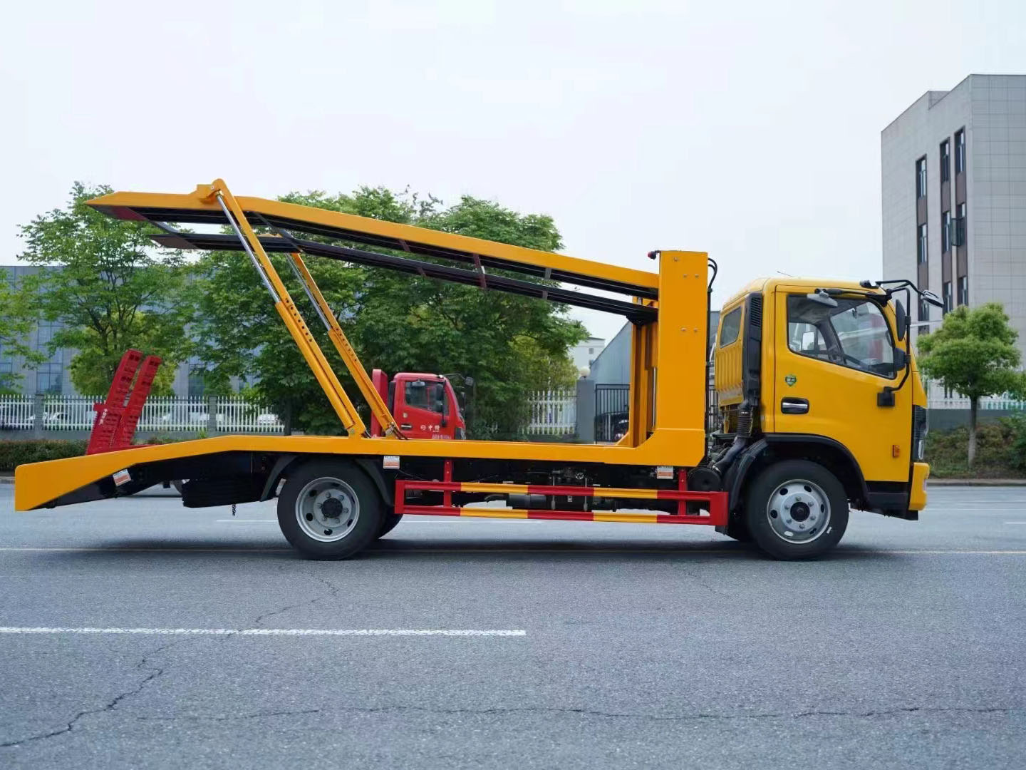 東風(fēng)多利卡兩位板轎運車